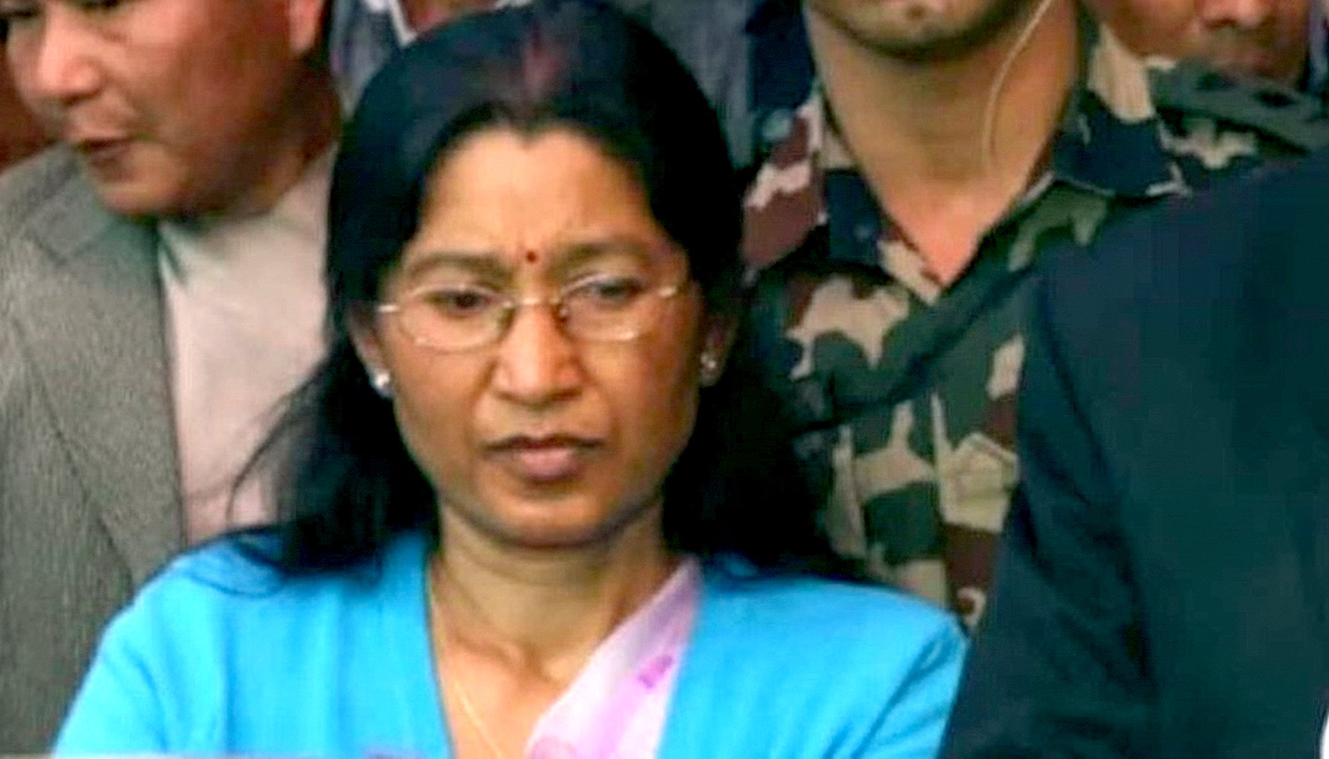 Vợ cựu thủ tướng Nepal bị thiêu sống khi người biểu tình phóng hỏa nhà riêng - Ảnh 1.