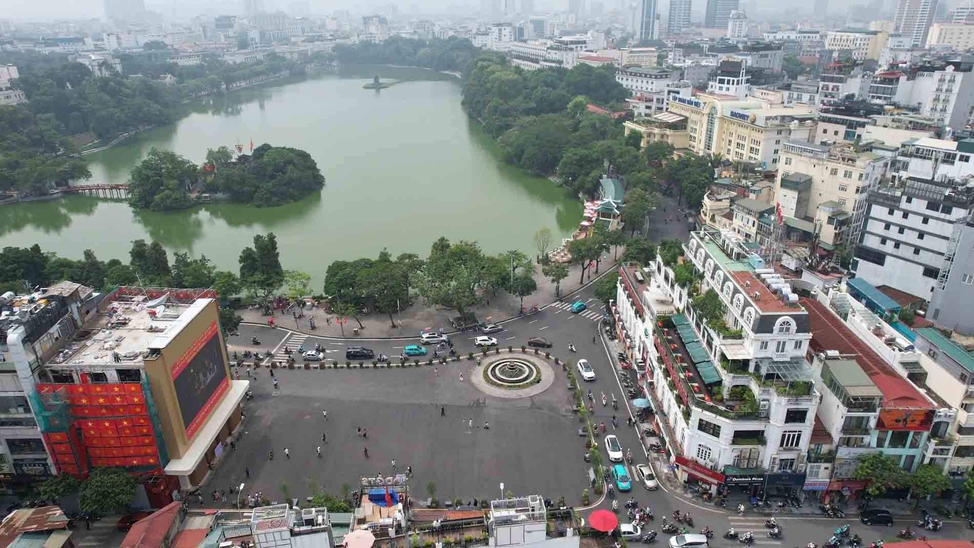 10-1757519590-thiet-ke-quang-truong-dong-kinh-nghia-thuc-bi-che-lac-hau-don-vi-thiet-ke-len-tieng.jpg