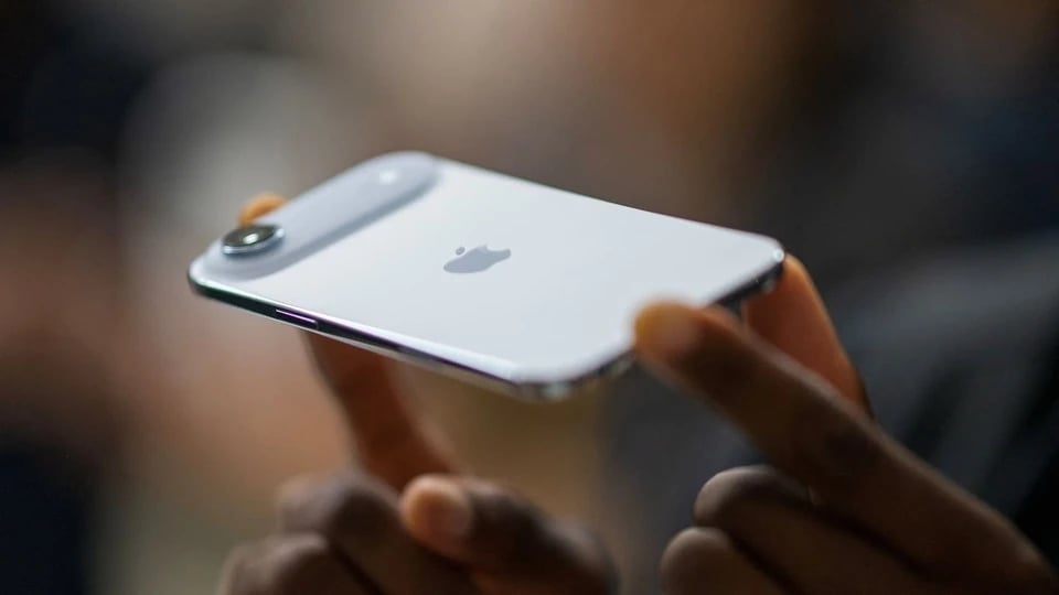 11-1757558449-apple-chat-vat-voi-chiec-iphone-thu-4.jpg