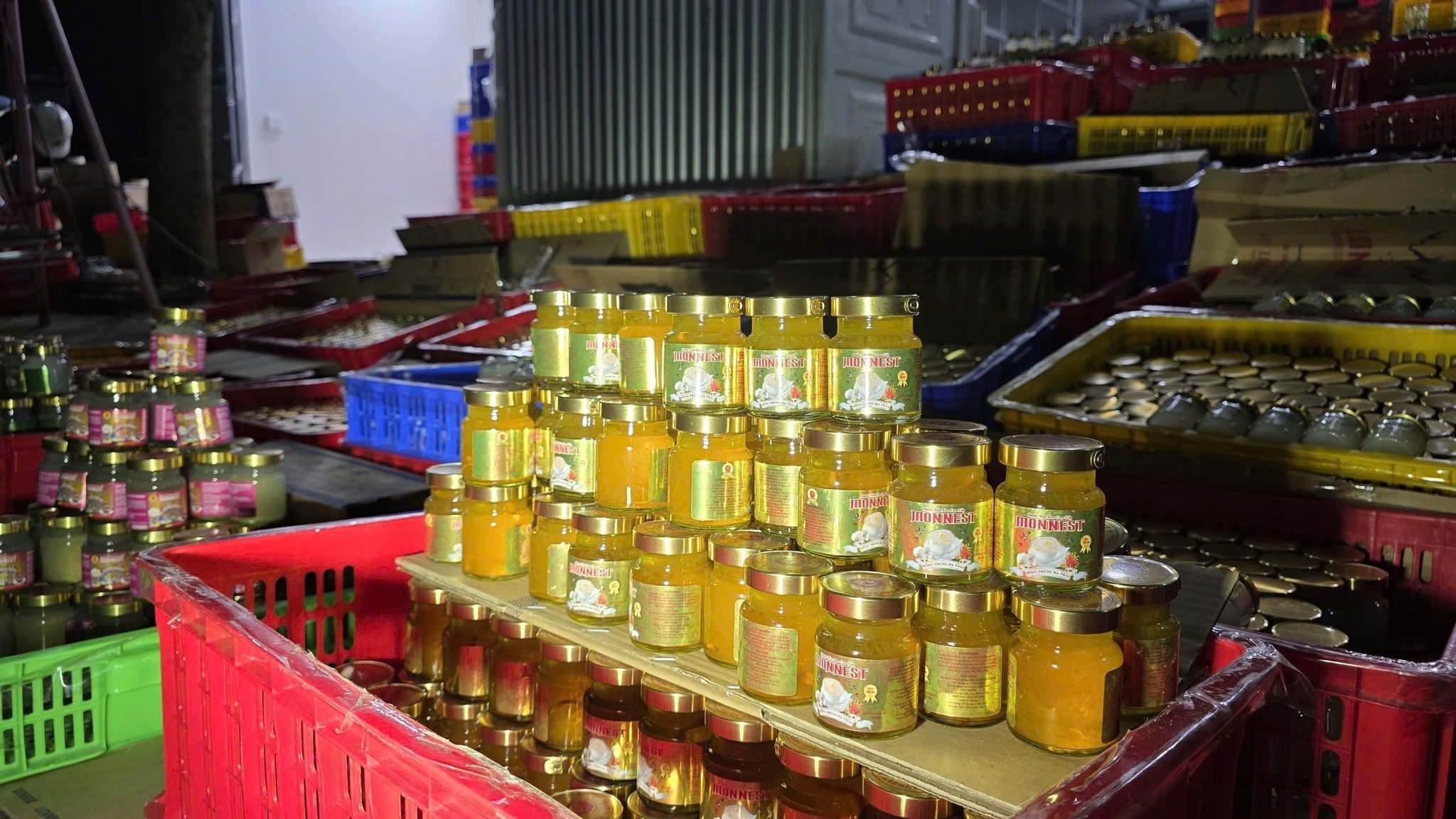 Quy mô gây choáng của tổng kho sản xuất nước yến giả tại Đà Nẵng - Ảnh 3.