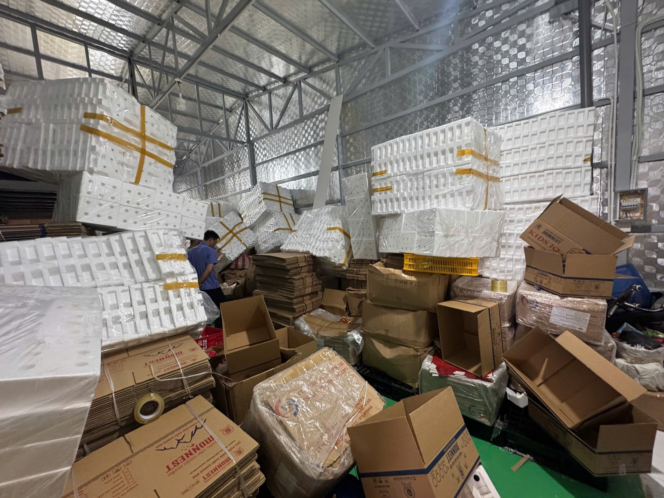 Quy mô gây choáng của tổng kho sản xuất nước yến giả tại Đà Nẵng - Ảnh 8.