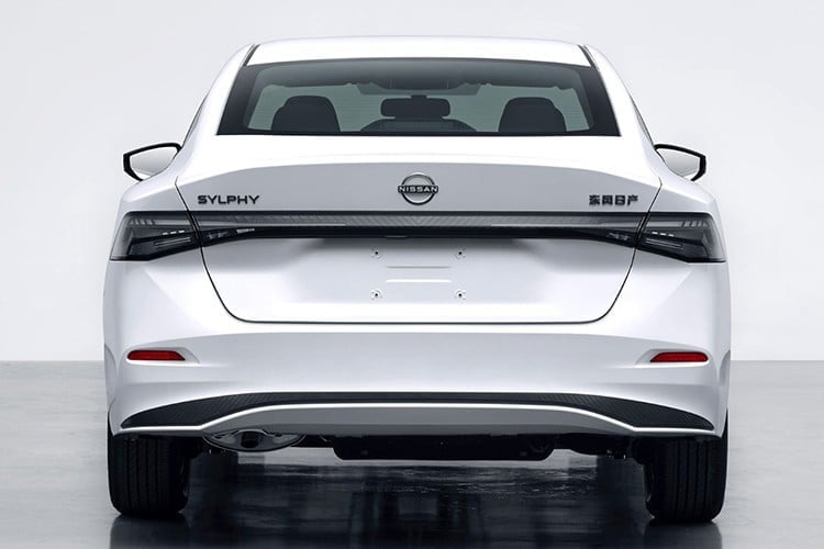Theo kế hoạch, Nissan Sentra mới nhiều khả năng sẽ trình làng vào cuối năm nay tại Triển lãm Ô tô Los Angeles 2025. Về ngoại hình, phần đầu xe được làm mới toàn diện với dải LED chạy ngang nối liền cụm đèn pha mảnh, cùng đèn ban ngày dọc mang phong cách “răng nanh”.