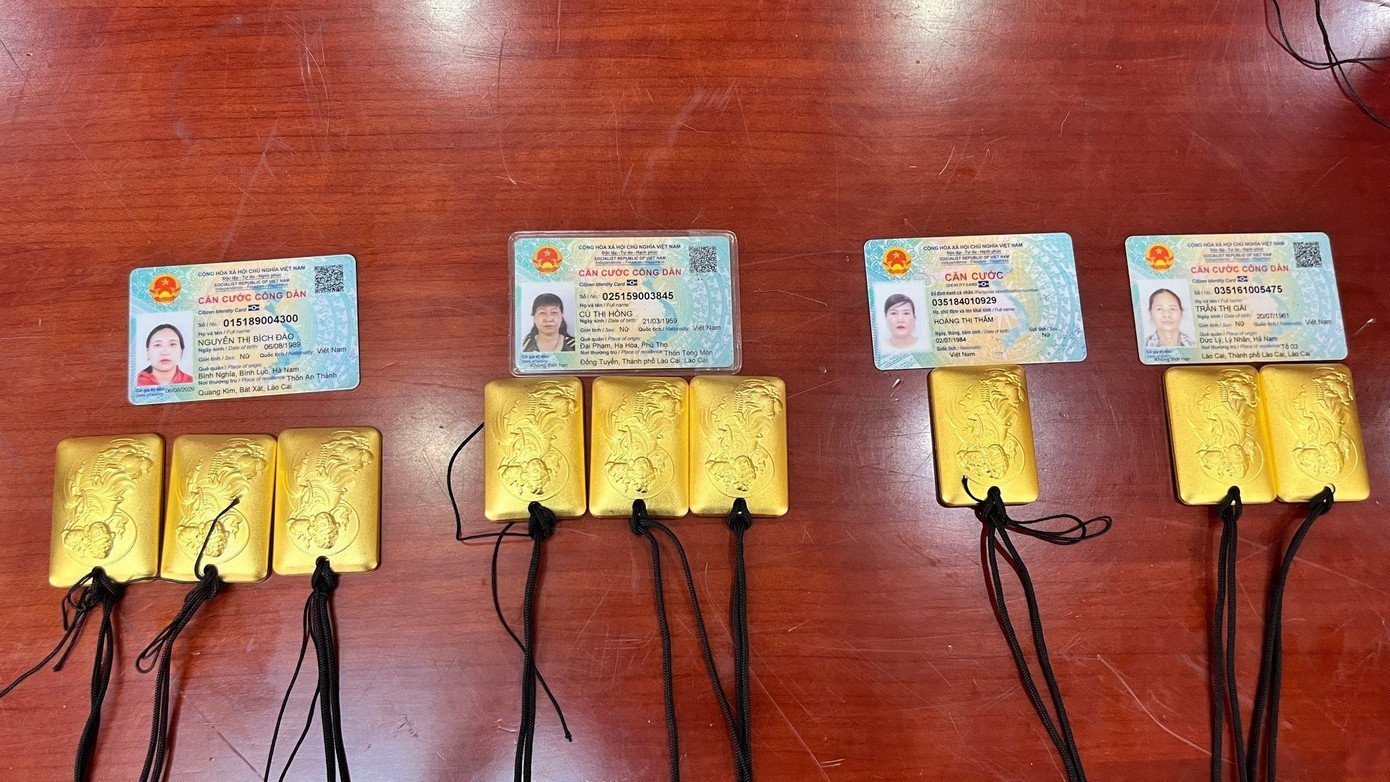 tang-vat-gom-9-mieng-vang-co-trong-luong-co-trong-luong-tren-25-kg-vang.jpg