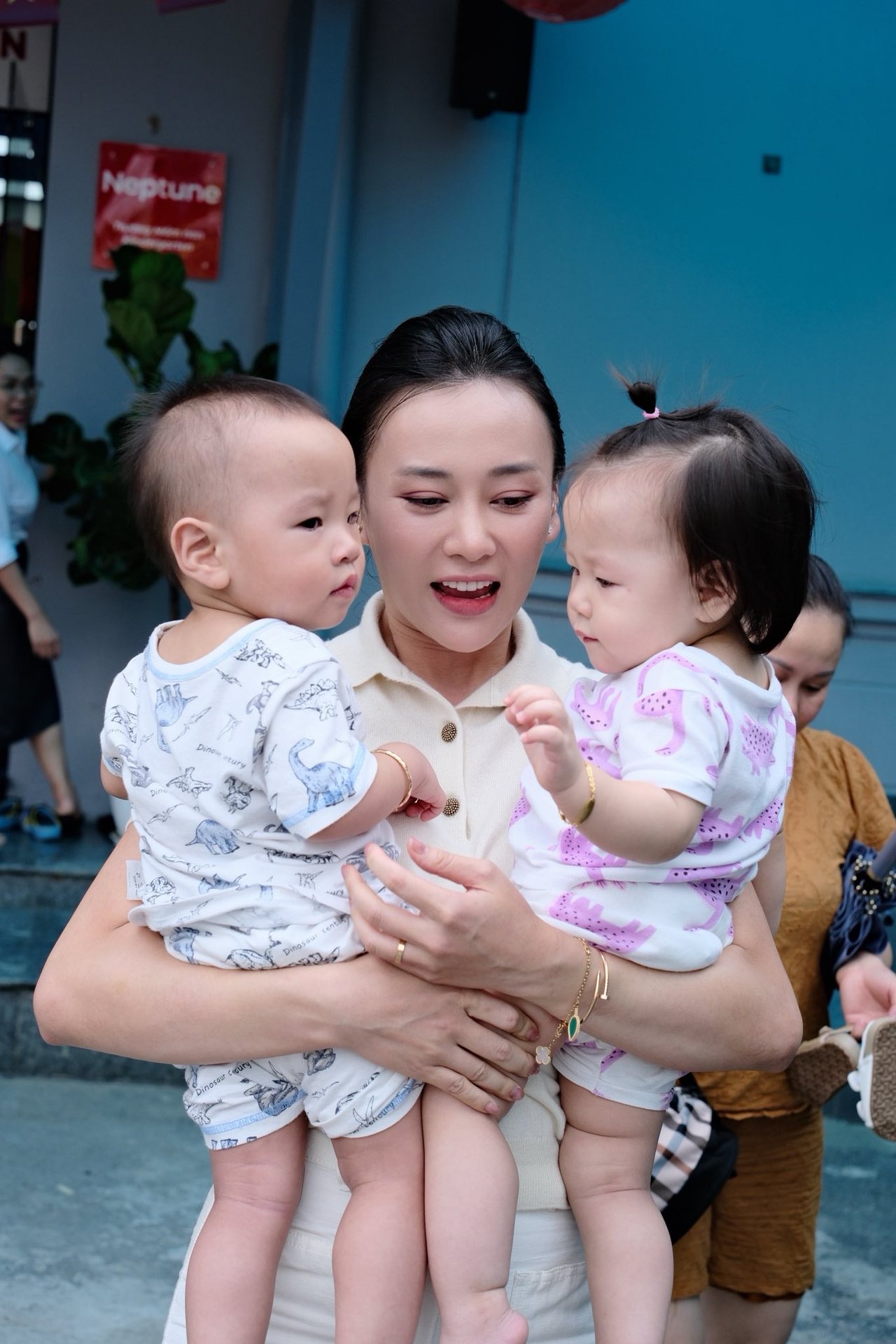 Đỗ Phương Oanh chia sẻ khoảnh khắc ngày đầu đi học của cặp song sinh: 