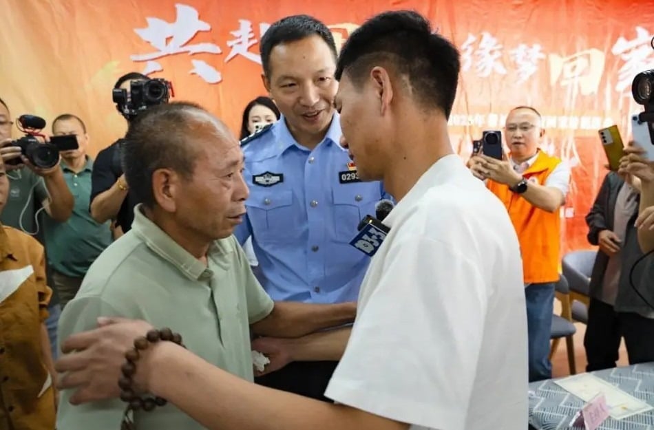 12-1757674396-hang-xom-day-dut-vi-3-lan-xong-vao-nha-dang-chay-nhung-khong-cuu-duoc-cu-ong-o-tphcm.jpg