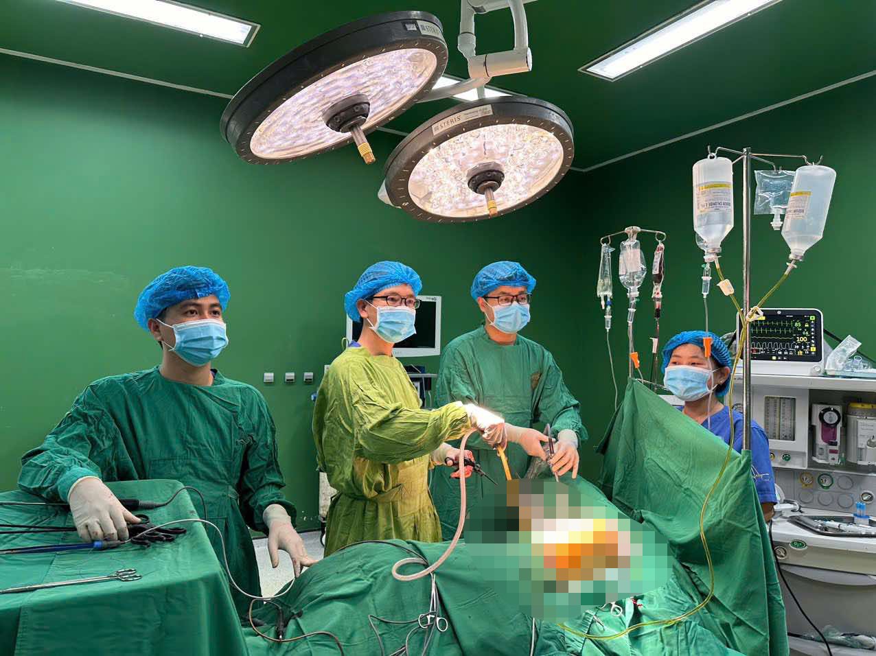 Một học sinh lớp 7 bị đâm nguy kịch trong sân trường- Ảnh 1.