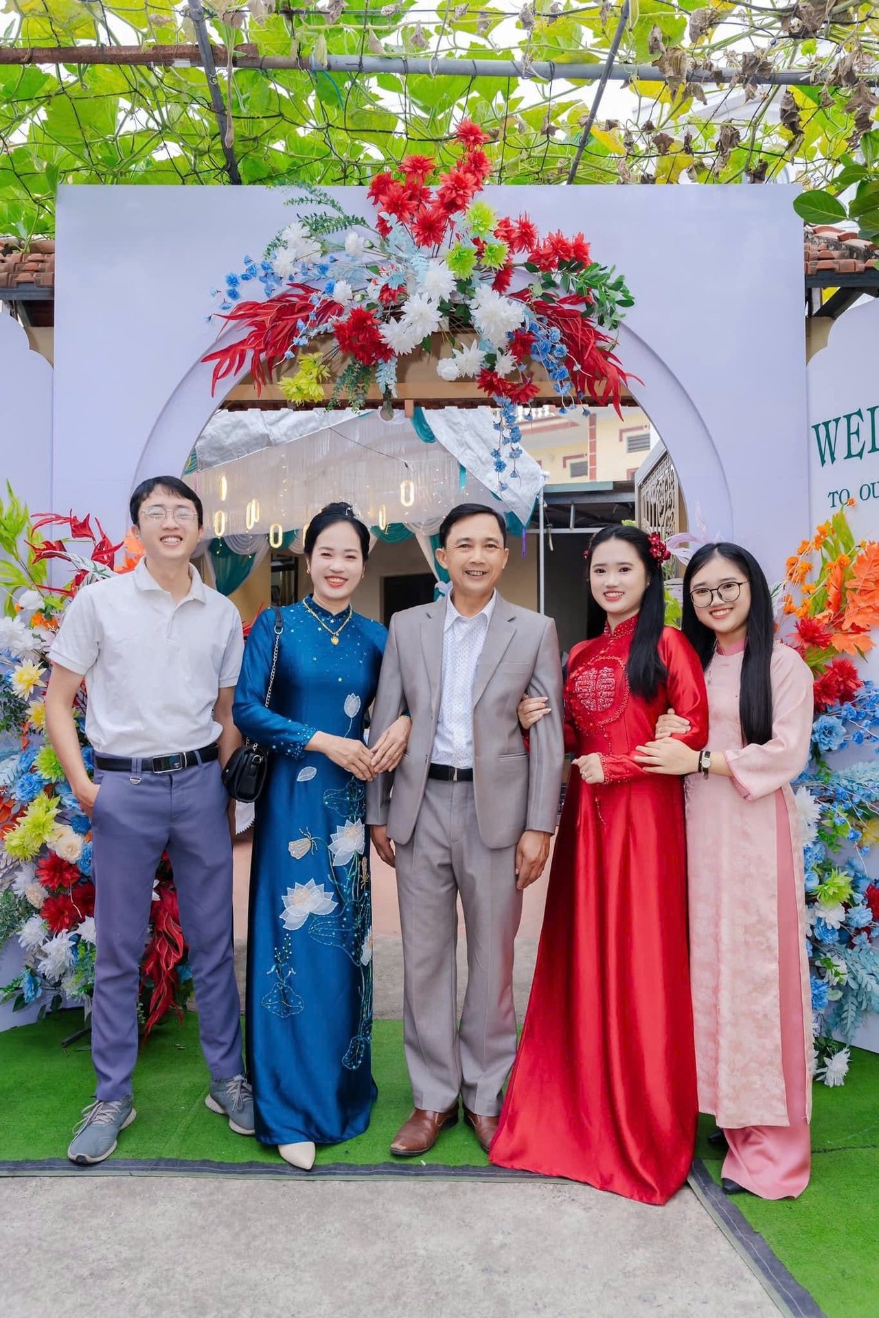 12-1757681996-bo-tho-xay-me-cay-thue-nuoi-con-thanh-ky-su-bac-si-noi-tru.jpg