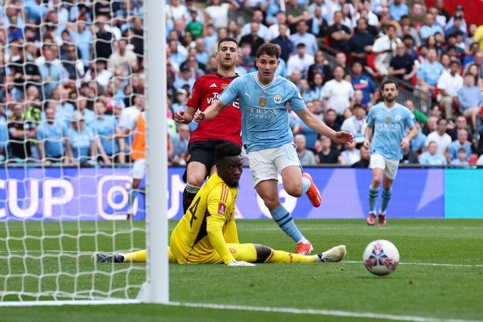 www_thesun_co_uk julian alvarez manchester city shoots 904651467 (2).jpg