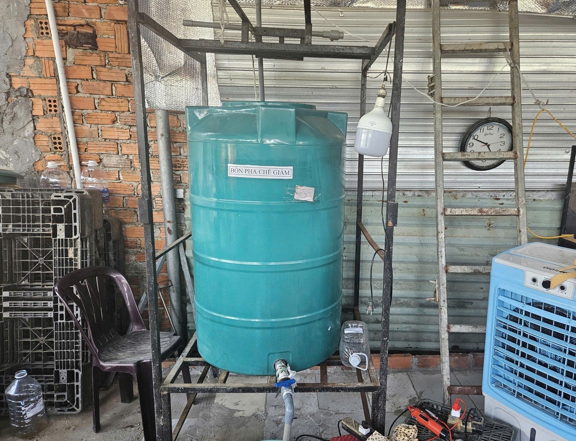 Bắt quả tang vợ chồng ở Đà Nẵng sản xuất hơn 1.000 lít giấm giả mỗi ngày từ axit công nghiệp- Ảnh 2.