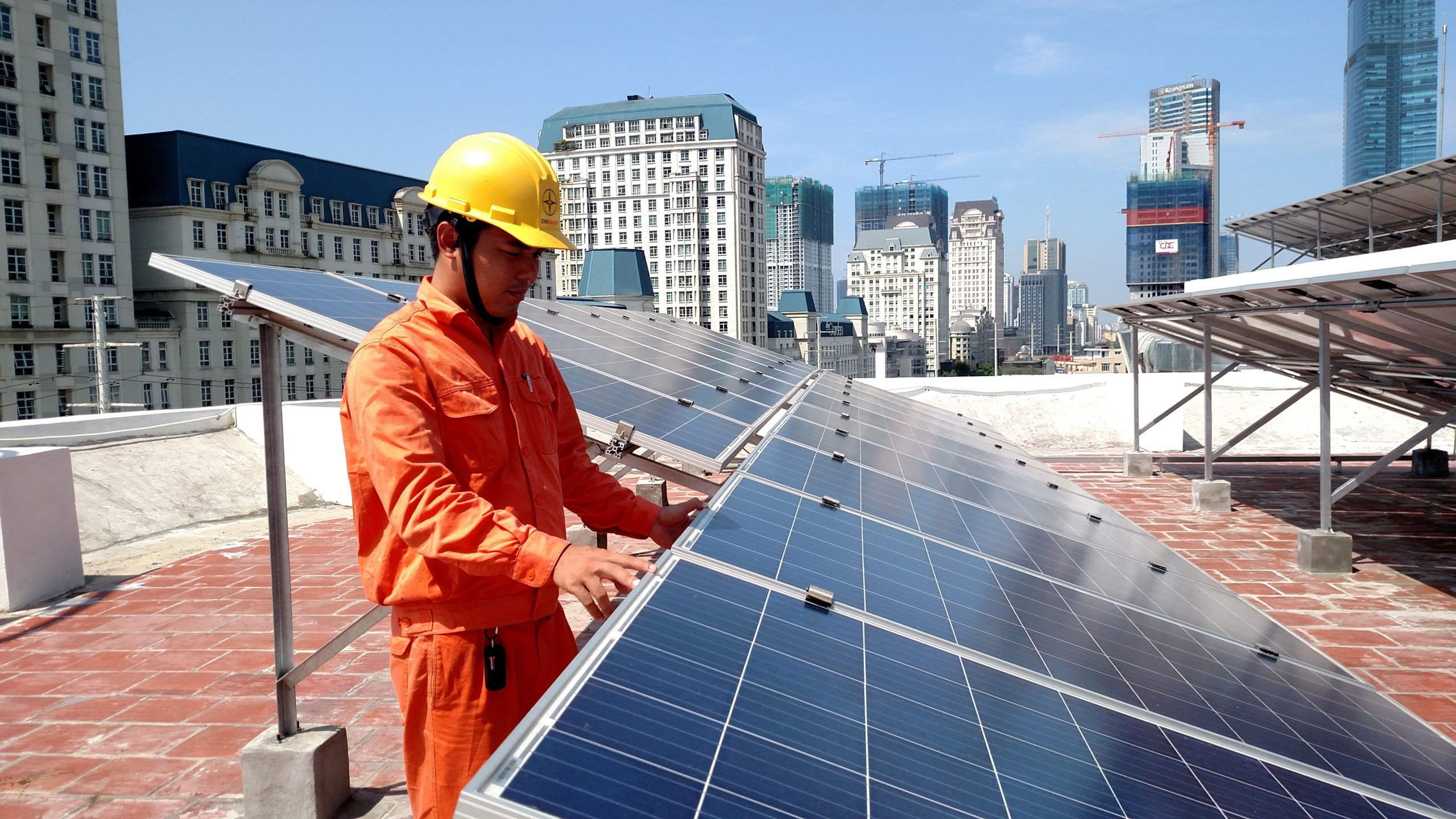 Phạt lắp điện mặt trời mái nhà nếu không thông báo: Người dân lo thêm thủ tục, EVN nói gì?- Ảnh 1.