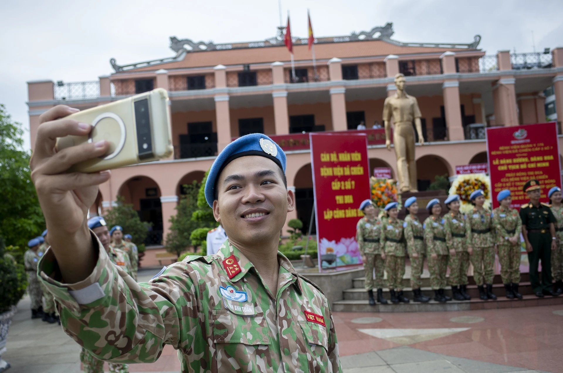 13-1757750785-luc-luong-gin-giu-hoa-binh-lien-hop-quoc-ra-mat-tai-tphcm.jpg
