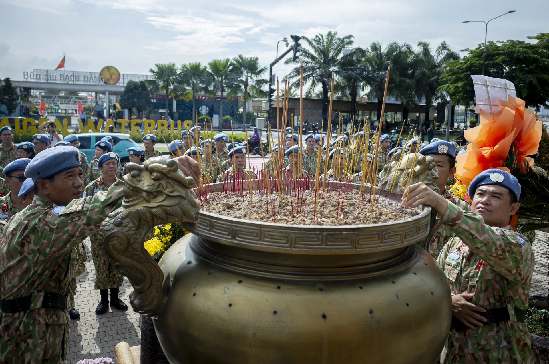 13-1757750785-luc-luong-gin-giu-hoa-binh-lien-hop-quoc-ra-mat-tai-tphcm.jpg