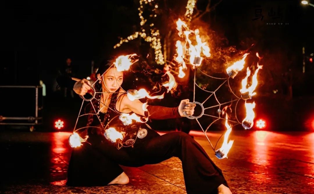 Cô gái 9x dùng múa lửa làm "liều thuốc" chữa trầm cảm - Ảnh 5.