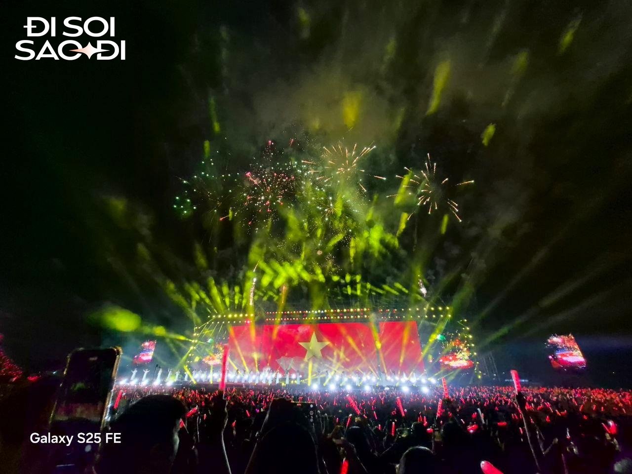 Cháy giàn giáo tại concert Em Xinh Say Hi, nhìn phát sợ!- Ảnh 1.