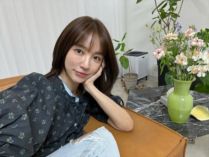 Không dừng lại ở việc bị tạt axit, Yoon Eun Hye còn từng bị ném trứng sống trong lúc biểu diễn. (Ảnh: IGNV)