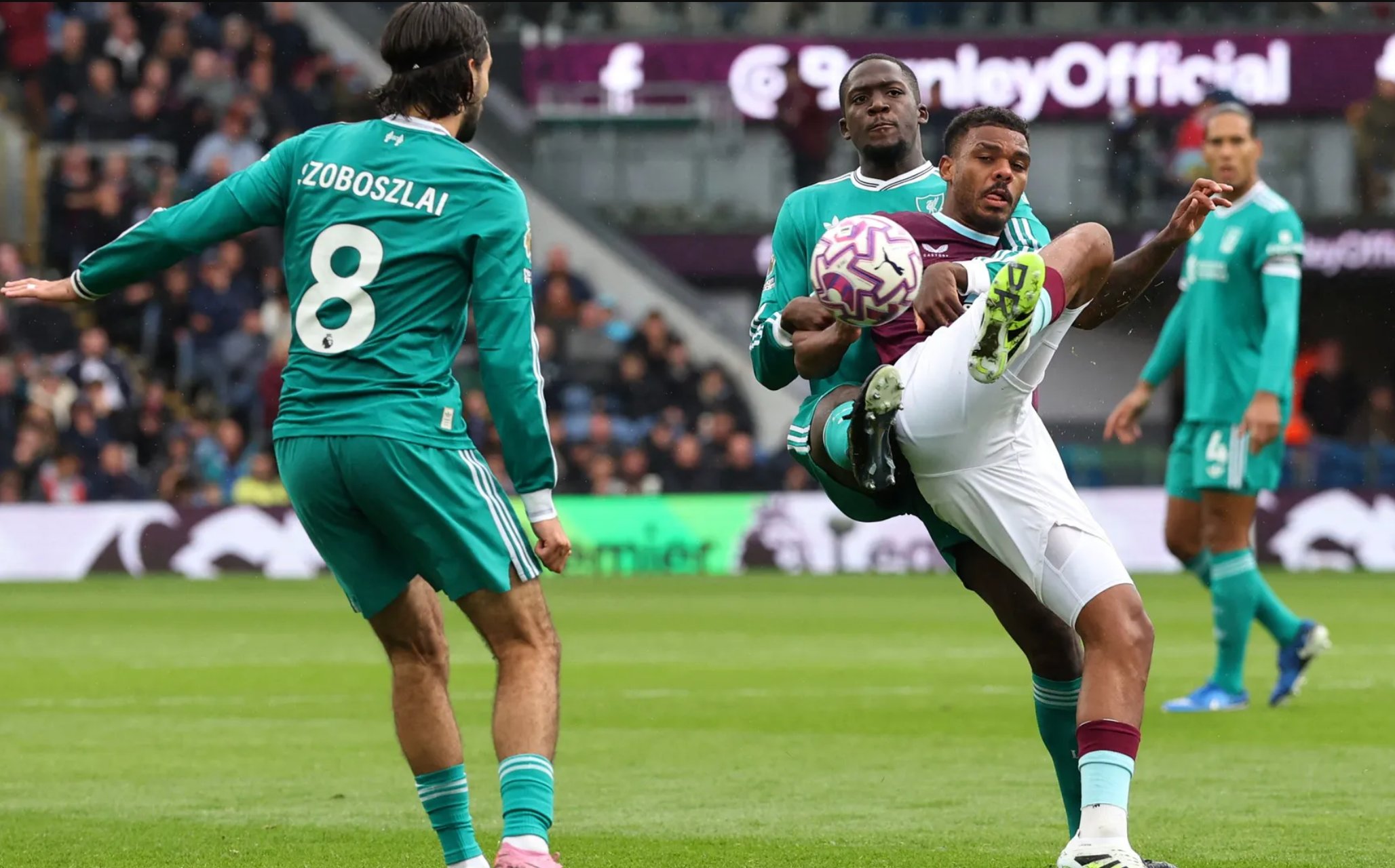 5 phút cuối nghiệt ngã, Burnley trắng tay sân nhà trước Liverpool - Ảnh 1.