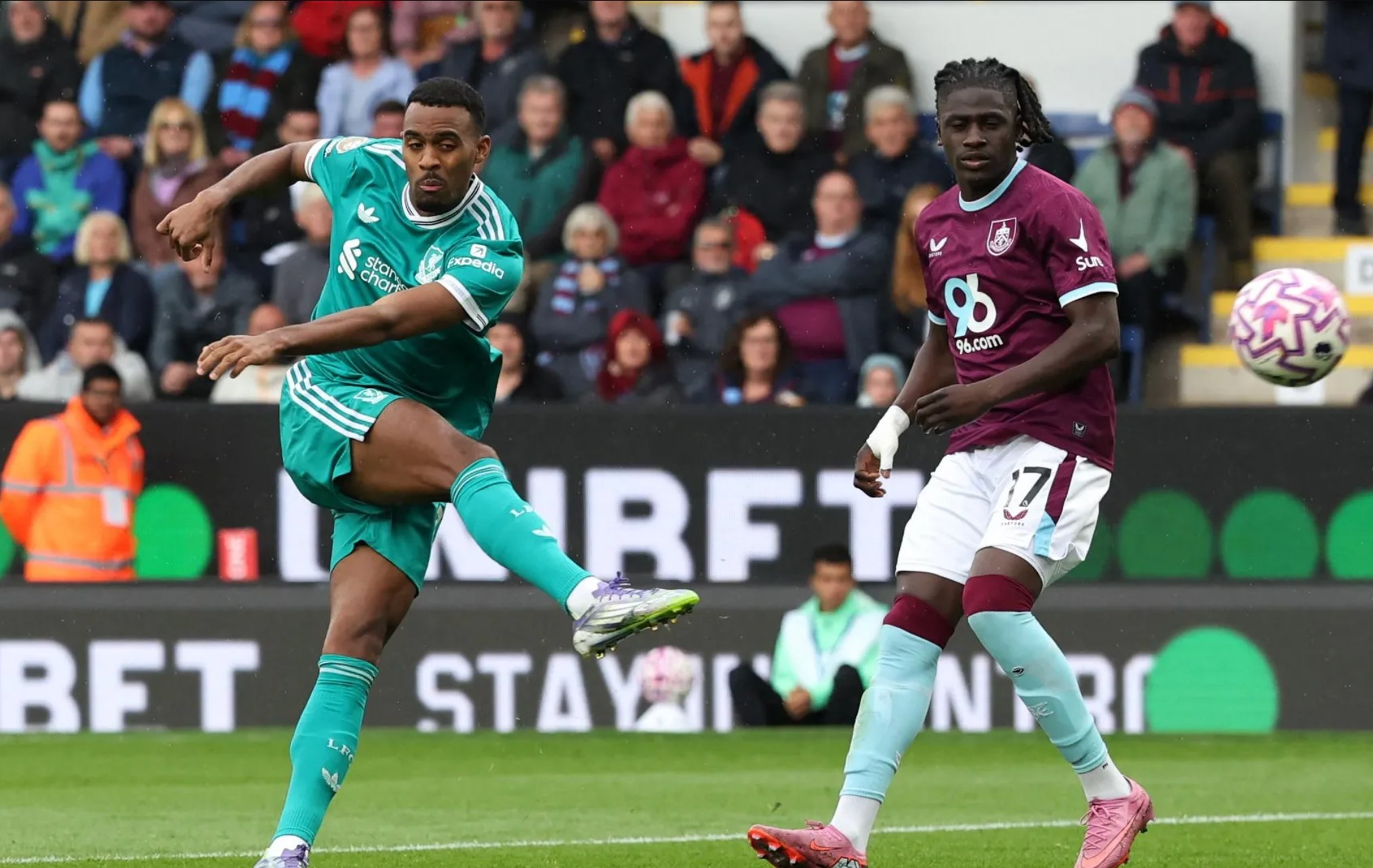 5 phút cuối nghiệt ngã, Burnley trắng tay sân nhà trước Liverpool - Ảnh 2.