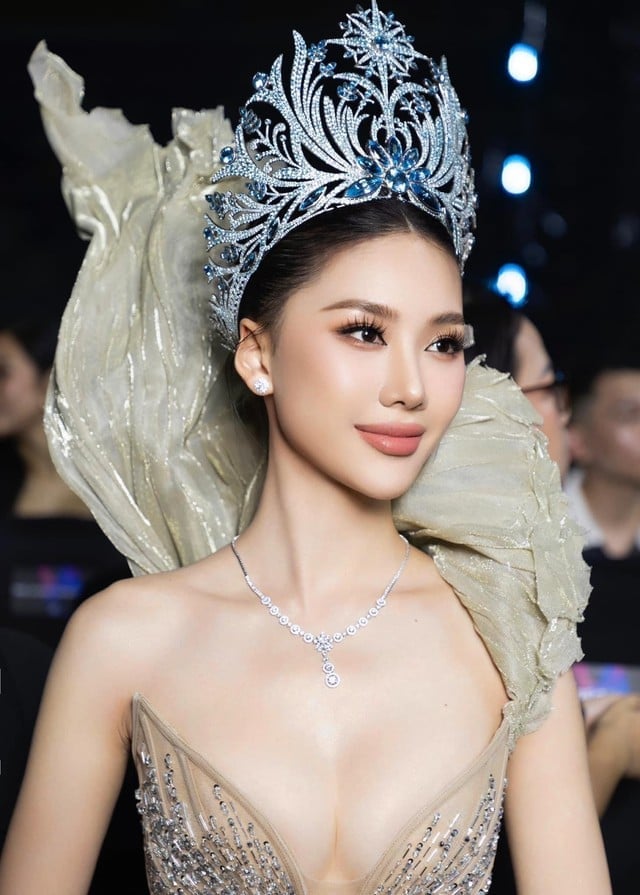 Hoa hậu Bùi Quỳnh Hoa: Vướng tai tiếng sau đăng quang, nay thả dáng bên xe sang - đồ hiệu phủ kín- Ảnh 1.