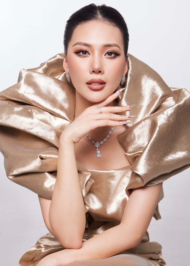 Hoa hậu Bùi Quỳnh Hoa: Vướng tai tiếng sau đăng quang, nay thả dáng bên xe sang - đồ hiệu phủ kín- Ảnh 2.