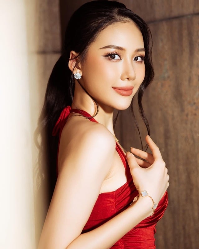 Hoa hậu Bùi Quỳnh Hoa: Vướng tai tiếng sau đăng quang, nay thả dáng bên xe sang - đồ hiệu phủ kín- Ảnh 3.