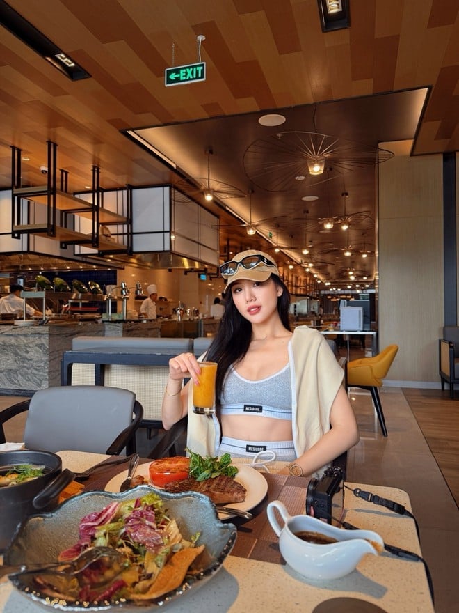 Hoa hậu Bùi Quỳnh Hoa: Vướng tai tiếng sau đăng quang, nay thả dáng bên xe sang - đồ hiệu phủ kín- Ảnh 9.
