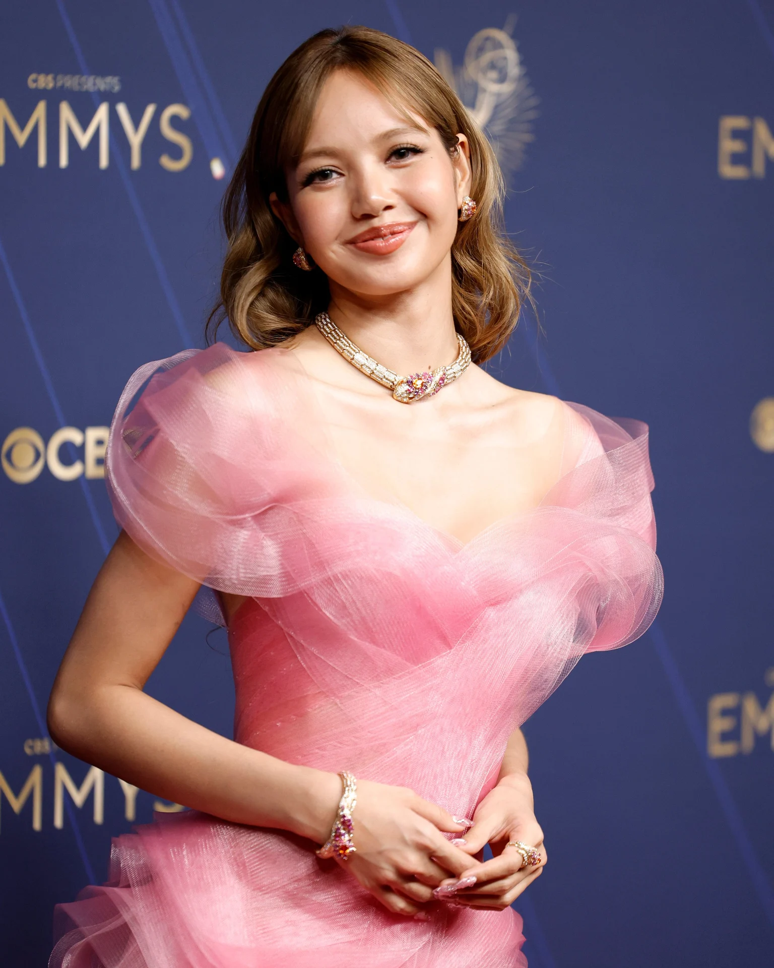 Lễ trao giải Emmy 2025: Lisa (BLACKPINK) e ấp vòng 1 lấn át Selena Gomez, dàn mỹ nhân lộng lẫy ngút ngàn- Ảnh 2.