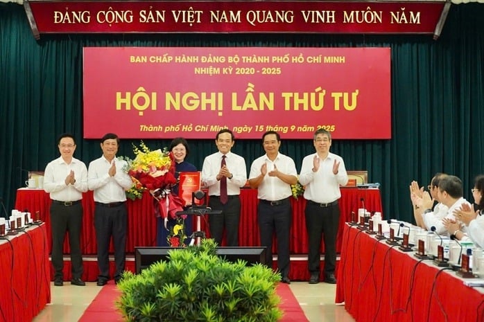 15-1757907639-ba-van-thi-bach-tuyet-giu-chuc-pho-bi-thu-thanh-uy-tp-hcm.jpg