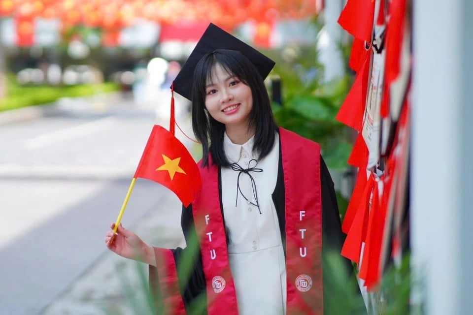 15-1757903475-nu-sinh-tot-nghiep-dai-hoc-ngoai-thuong-voi-100-diem-a.jpg