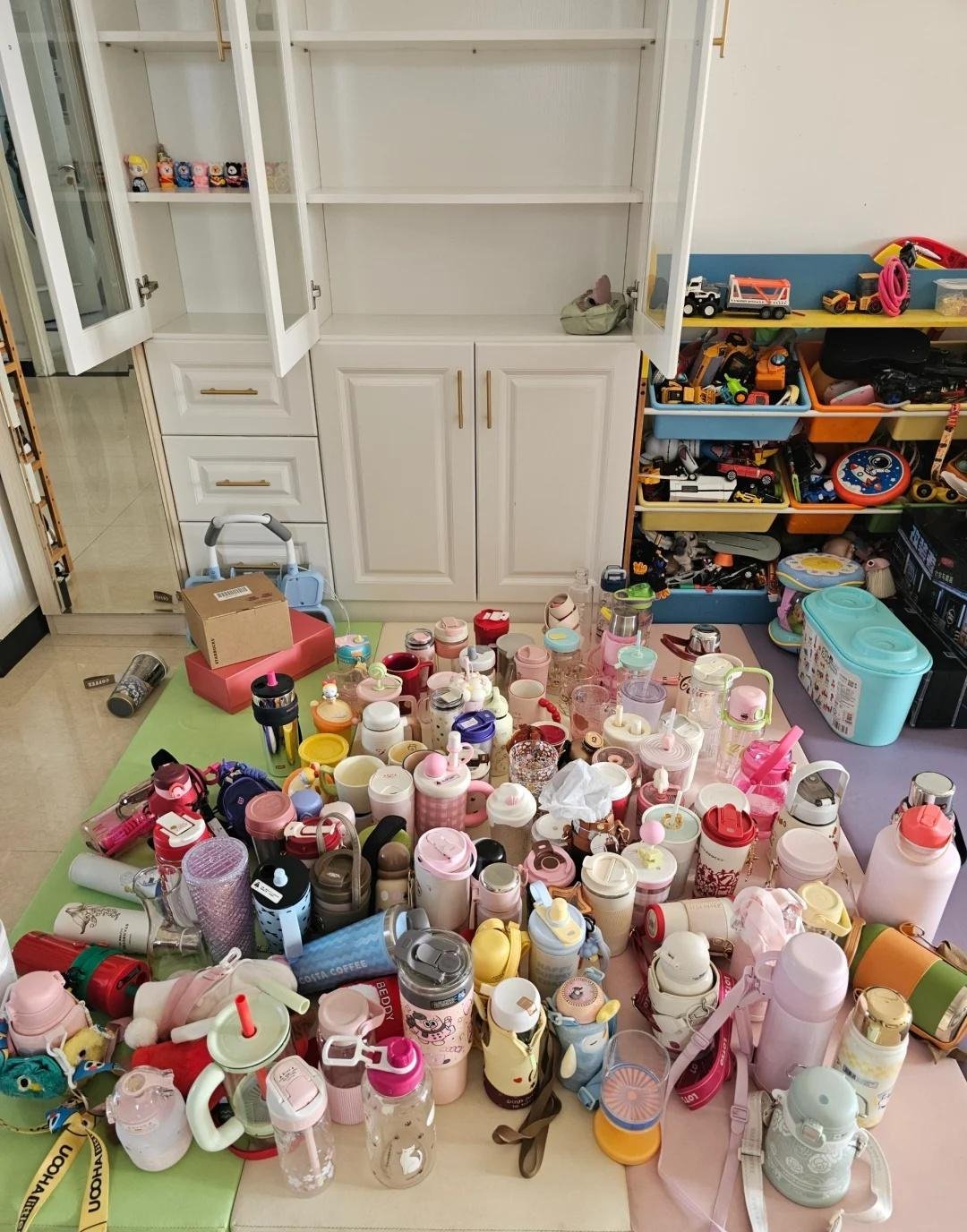 Bước vào tuổi trung niên mới hiểu: Nhà càng ít đồ đạc, cuộc sống càng nhẹ nhõm - đừng tự làm khổ mình- Ảnh 2.