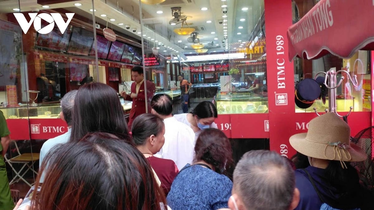 thi truong vang bien dong manh nguoi om vang thua lo nang chi sau vai ngay hinh anh 3