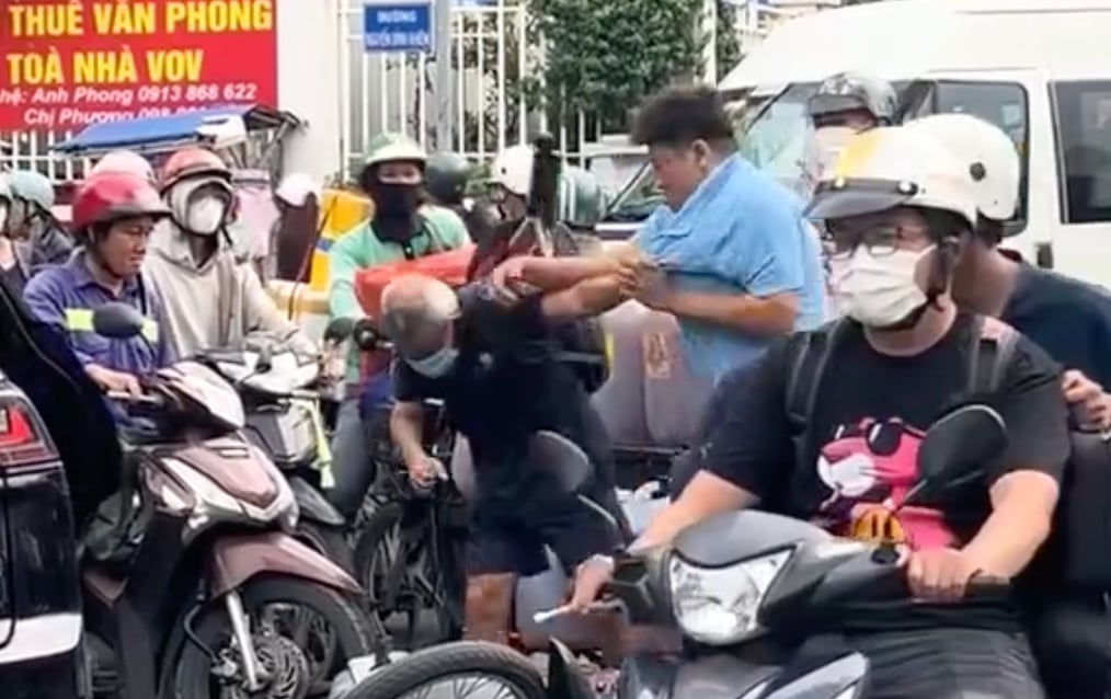 Đã xác định được người đàn ông đánh cụ ông ở giao lộ trung tâm TP HCM- Ảnh 1.
