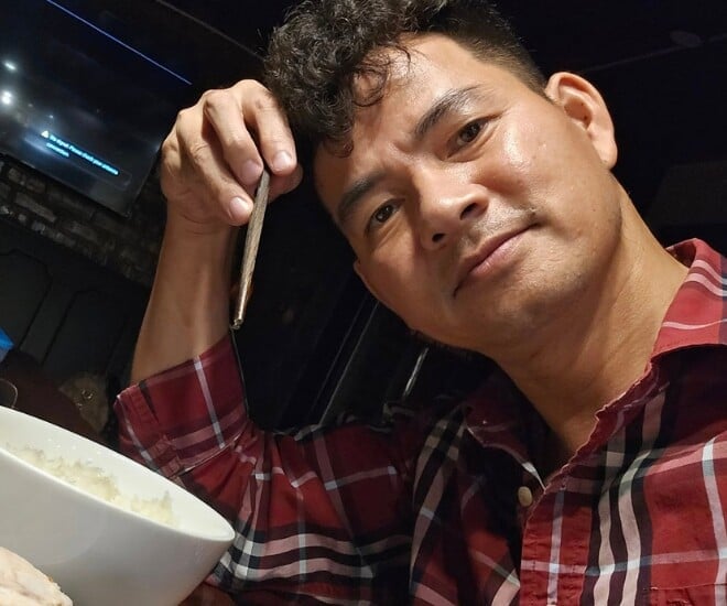 Xuân Bắc chia sẻ hình ảnh ăn đêm sau khi đi làm về nhà lúc tối muộn.
