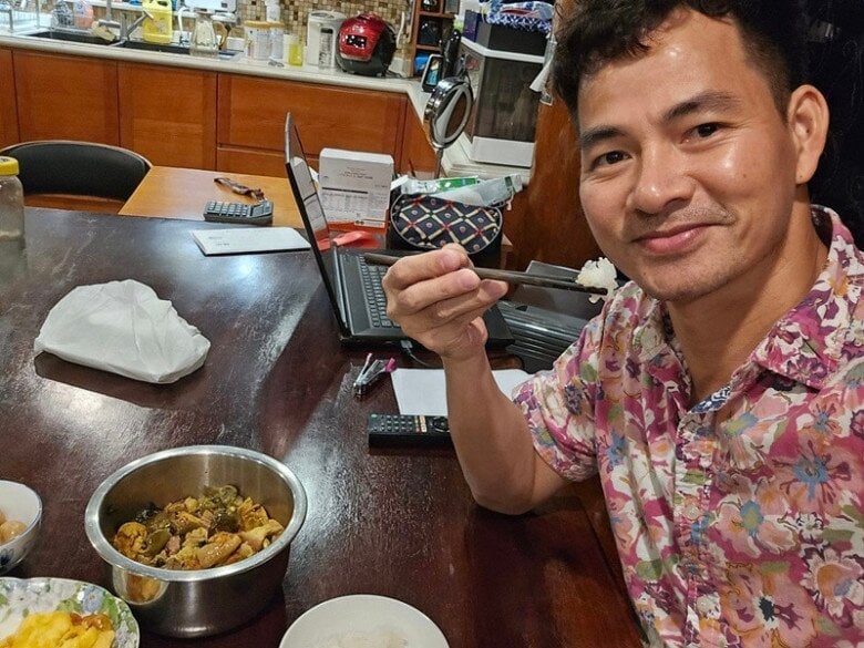 Cảnh đi làm của NSND Xuân Bắc: Về đến nhà không còn ai thức, ăn cơm nguội khiến Tự Long lên tiếng - 4
