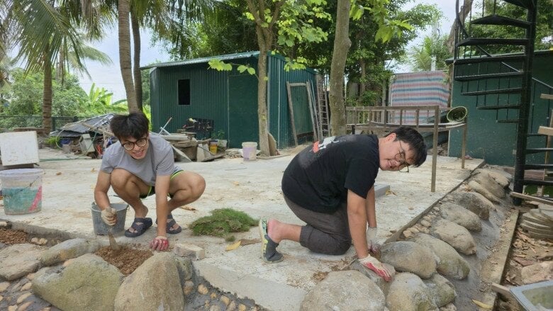 Khánh Minh và Bi Béo - 2 con trai Xuân Bắc thường xuyên phụ bố làm việc nhà.