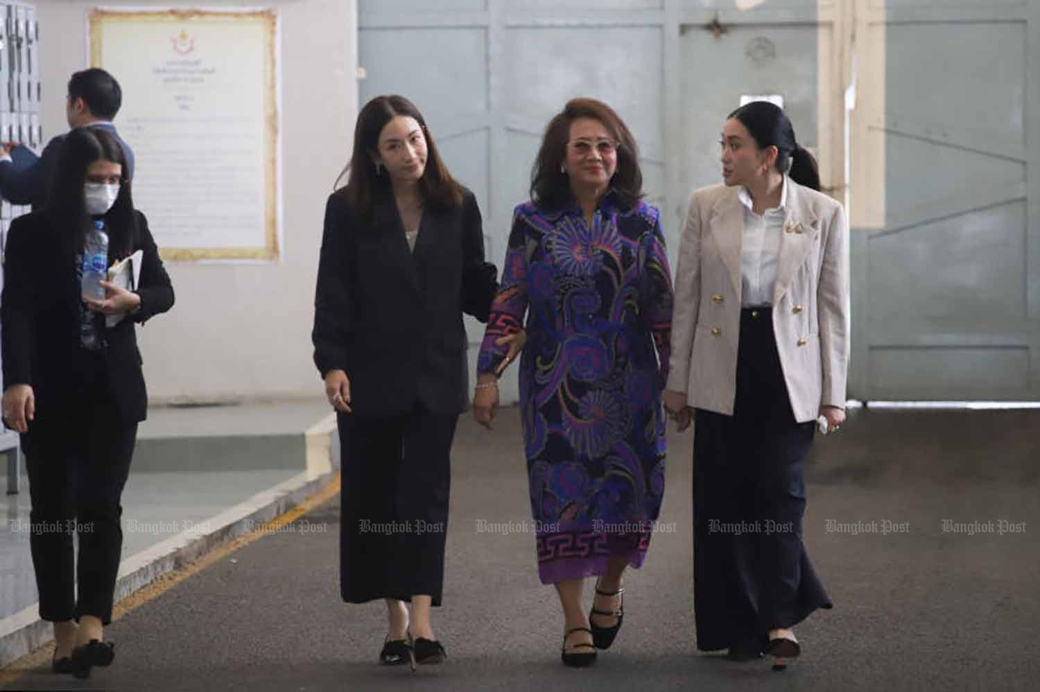 Gia đình đến thăm tù ông Thaksin lần đầu tiên - Ảnh 1.