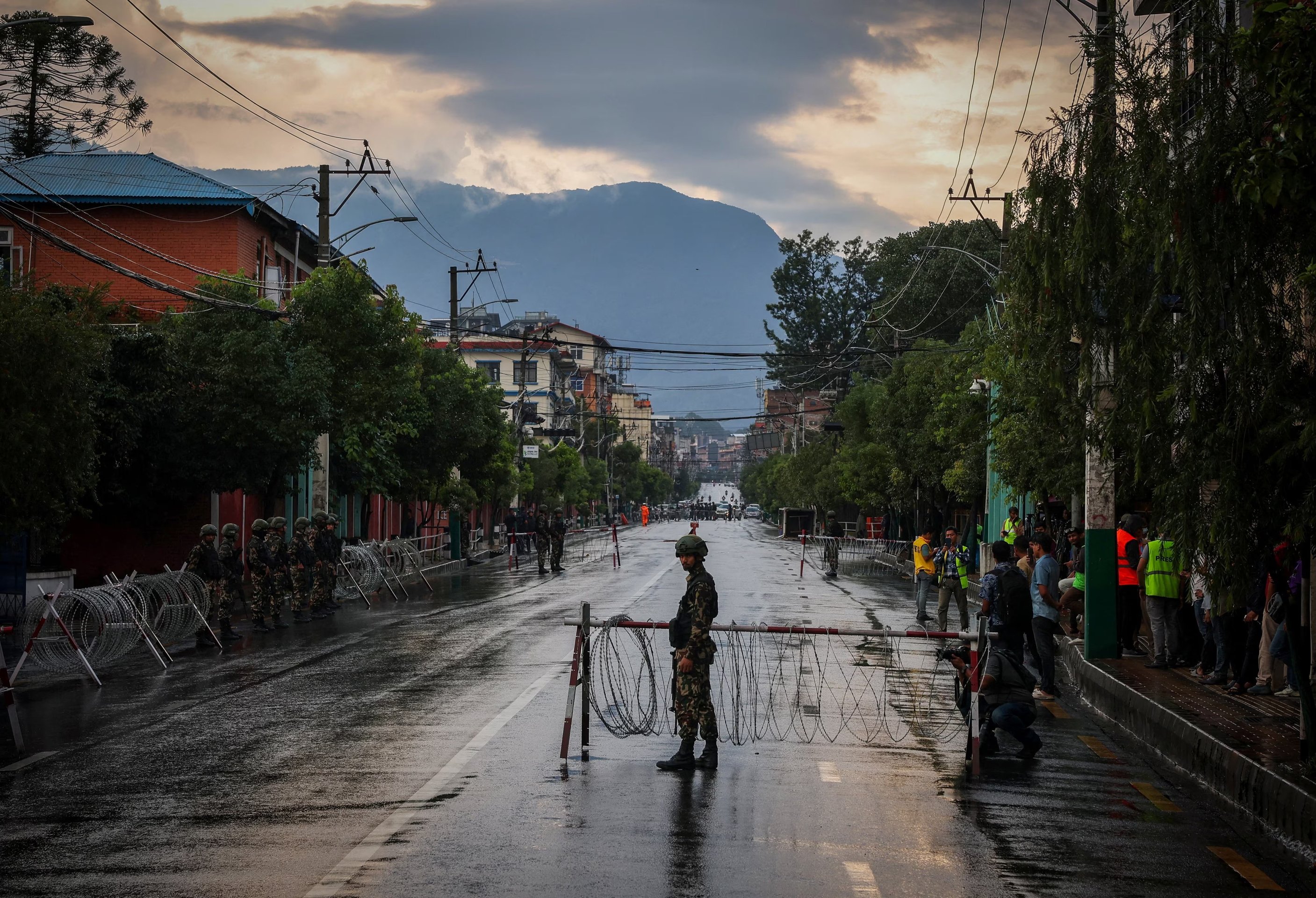 16-1757990247-nepal-tai-thiet-hau-bieu-tinh.jpg