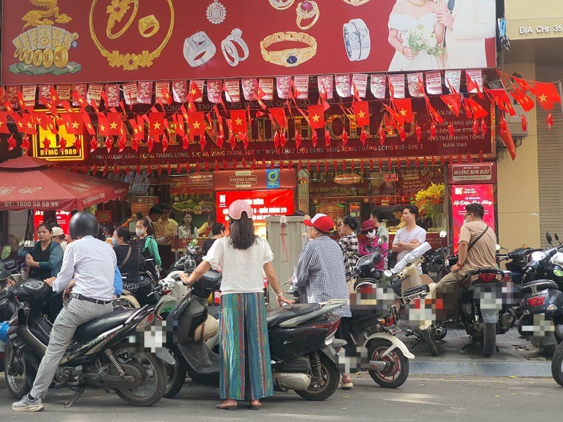 Mang 50 chỉ vàng đi bán, người đàn ông ở Hà Nội gặp cảnh bất ngờ, “quay xe” gấp - Ảnh 1.
