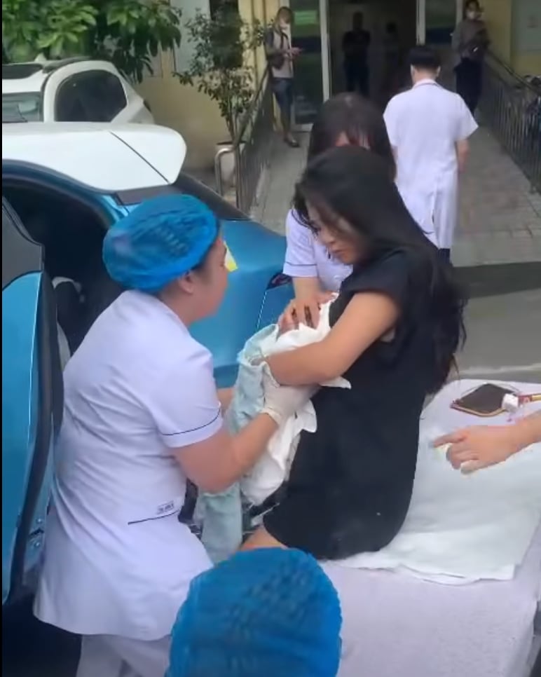 Các bác sĩ Bệnh viện Phụ sản Hà Nội đã nhanh chóng tiếp cận và hỗ trợ hai mẹ con sản phụ ngay tại cổng viện - Ảnh daibieunhandan.vn