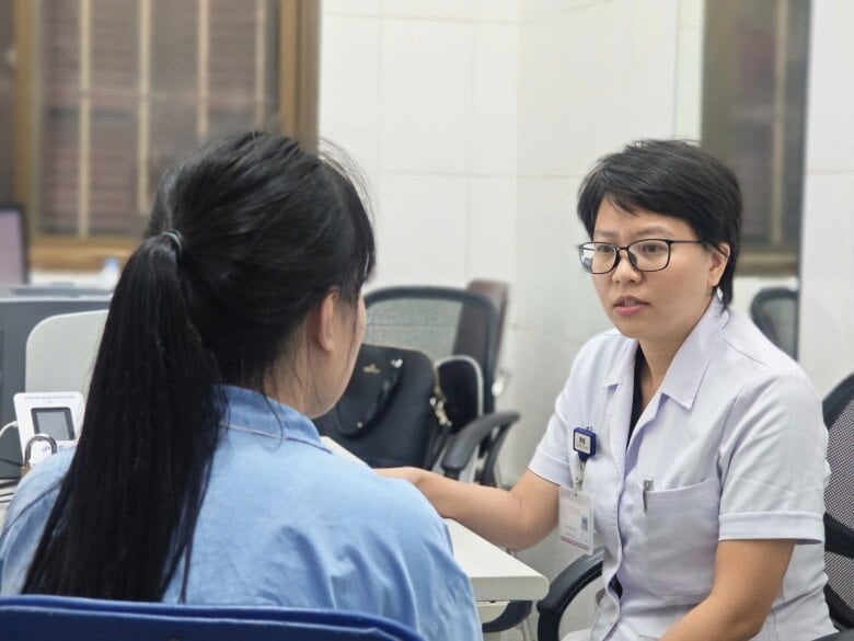 Bác sĩ Nguyễn Thị Hoa đang khám cho một nữ sinh bị loạn thần. 