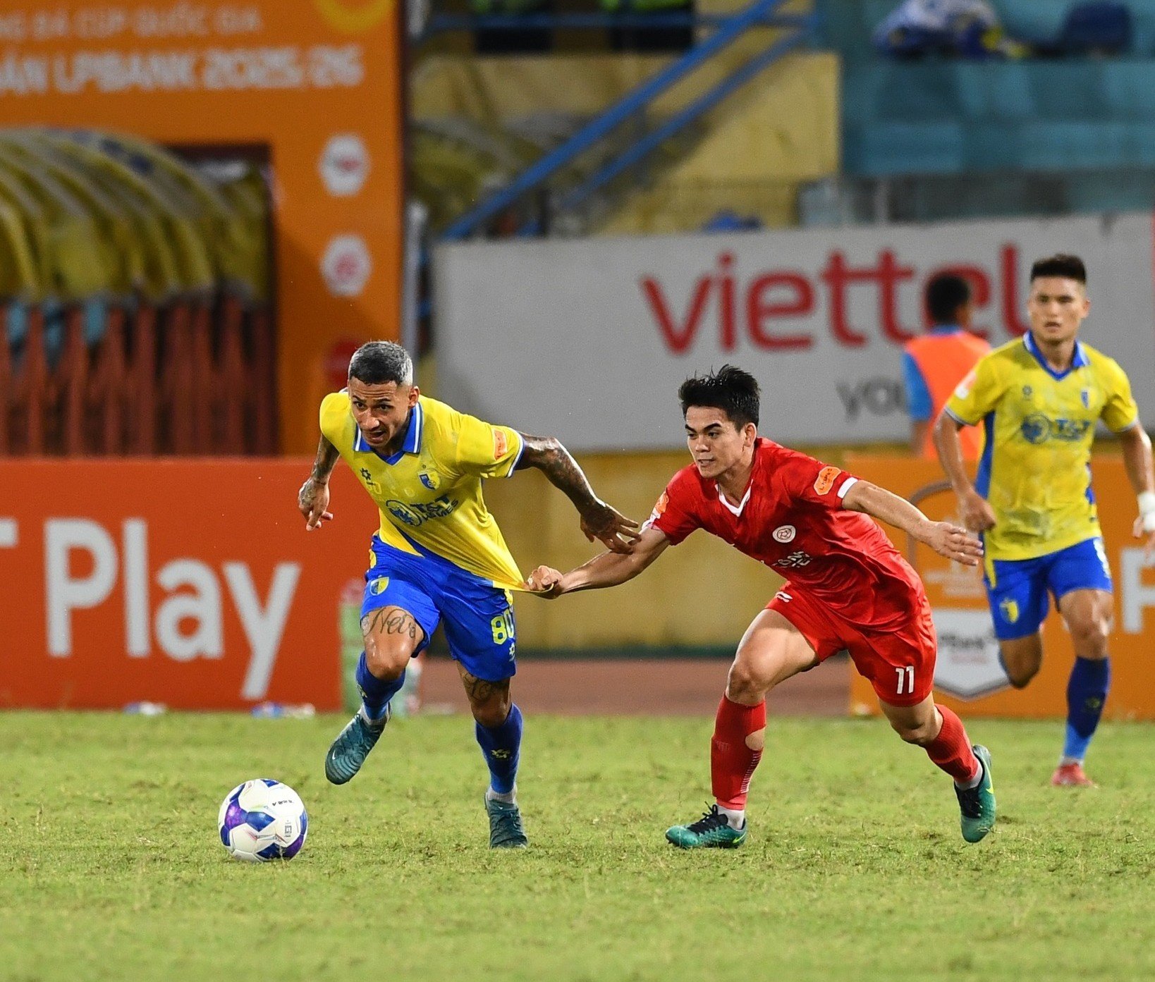 16-1758018694-hlv-dau-tien-mat-viec-o-vleague-202526.jpg