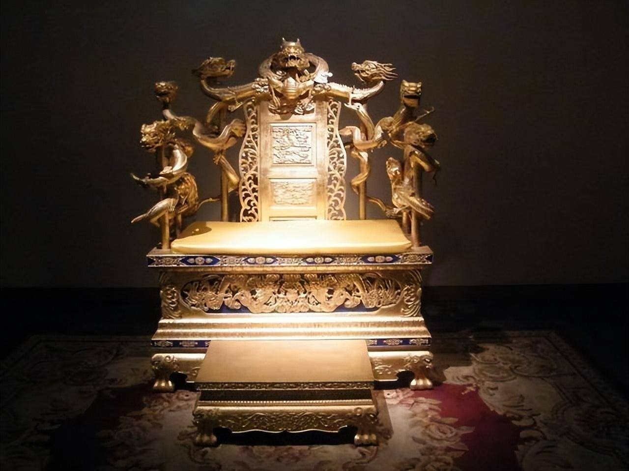 Chiếc ghế khó hiểu nhất trong Tử Cấm Thành, không ai dám ngồi lên, ngay cả các nhà khảo cổ học cũng không thể giải thích được- Ảnh 2.