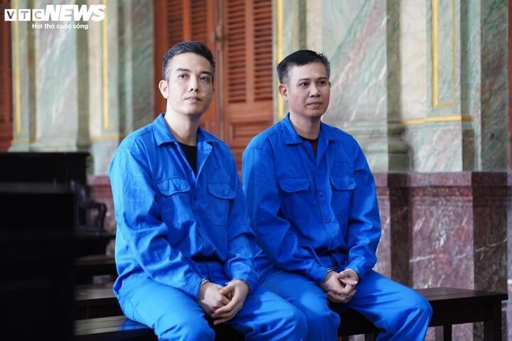 Bị cáo Phạm Xuân Tình và Phạm Văn Tam tại phiên tòa sáng 17/9. (Ảnh: Lương Ý)