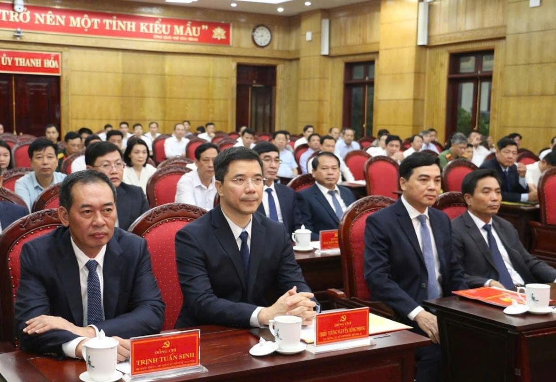 Thiếu tướng Nguyễn Hồng Phong - tân Phó Bí thư Thường trực Tỉnh ủy Thanh Hóa (thứ hai, trái sang). Ảnh: Trần Lâm