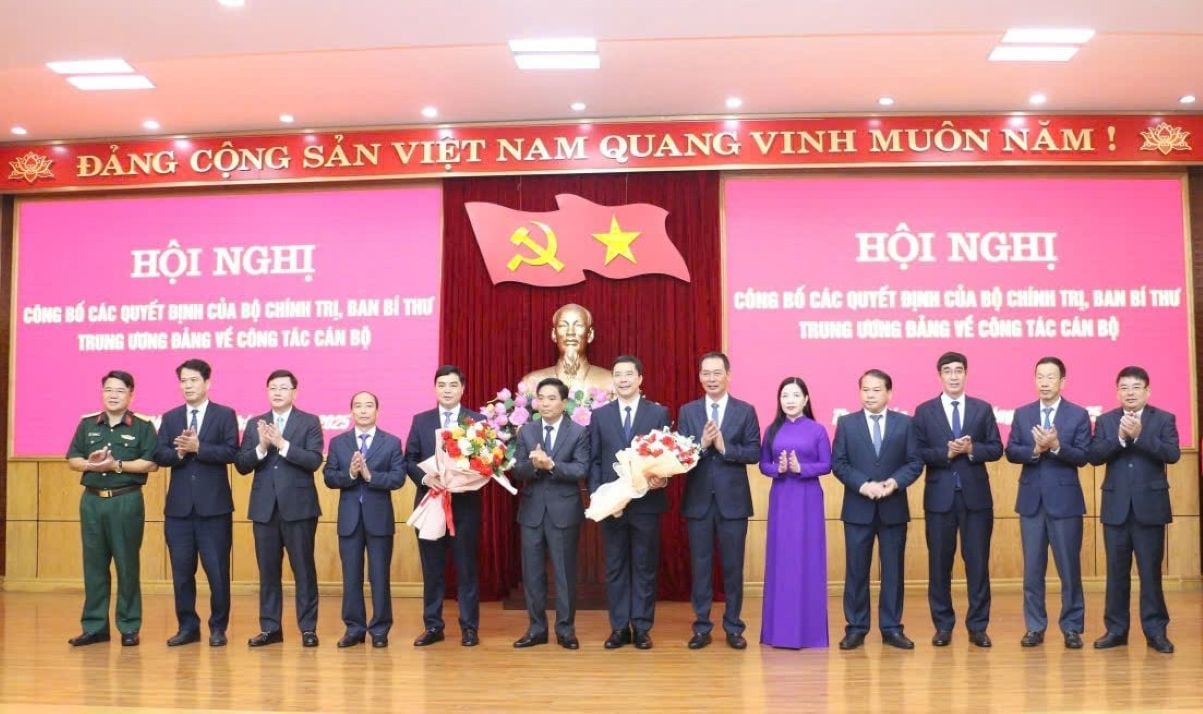 Lãnh đạo tỉnh Thanh Hóa chúc mừng ông Nguyễn Hồng Phong và ông Nguyễn Hoài Anh. Ảnh: Trần Lâm
