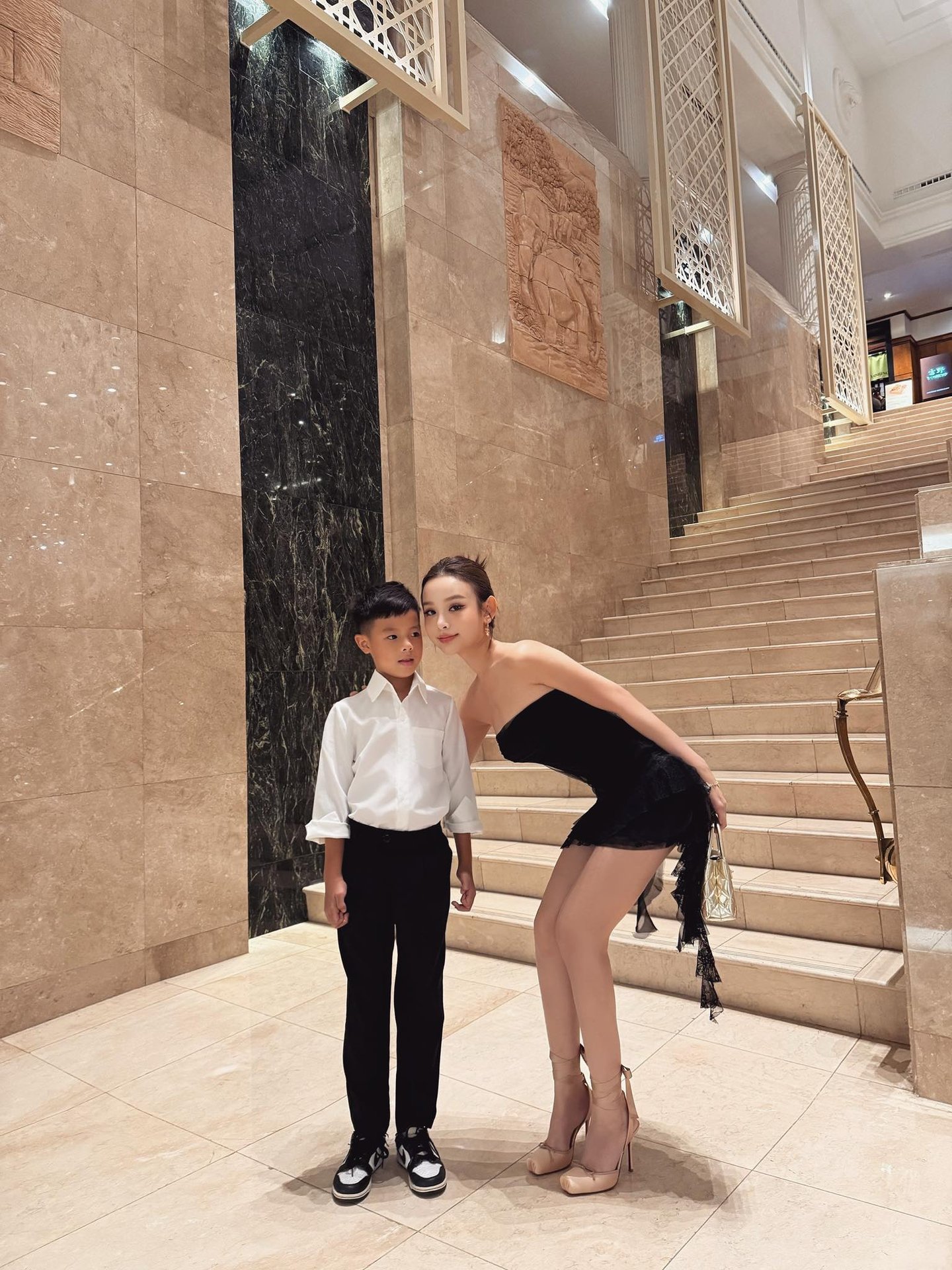 Hot girl Vbiz từ bỏ hào quang, lấy chồng đại gia, sống trong biệt thự trăm tỷ, U40 nhìn như chị gái của con trai- Ảnh 2.