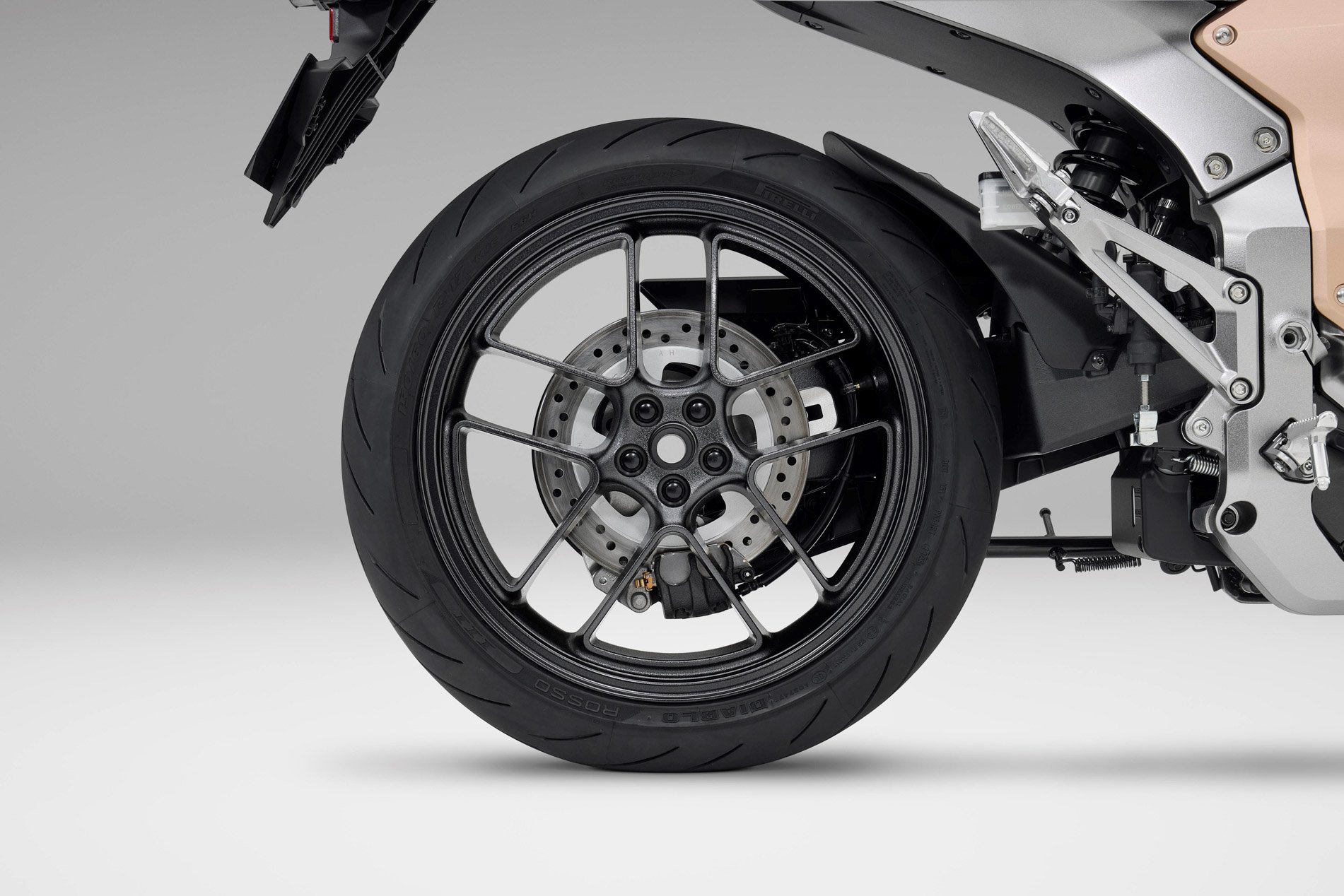 Xe máy điện Honda mới toanh vừa ra mắt: Khỏe ngang xe 1000 cc, sạc nhanh chỉ 30 phút, dáng cực đẹp - Ảnh 5.