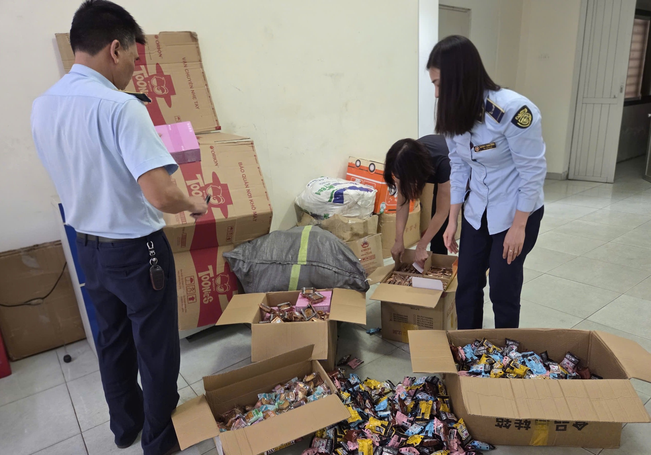 Hà Nội phát hiện 1.664 bánh trung thu không rõ nguồn gốc suýt lọt ra thị trường: Người mua chớ dại rước về!- Ảnh 1.