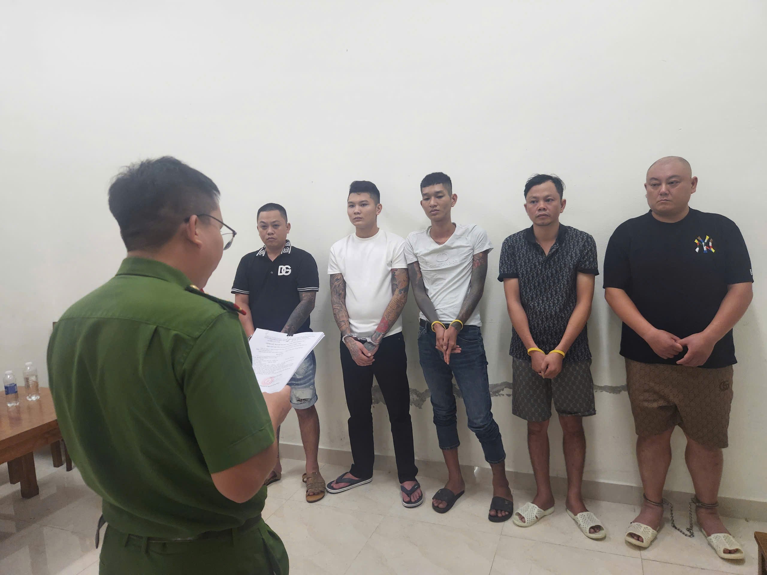 Nhóm người lạ mặt khống chế người đàn ông Trung Quốc đưa khỏi casino ở Đà Nẵng - Ảnh 1.