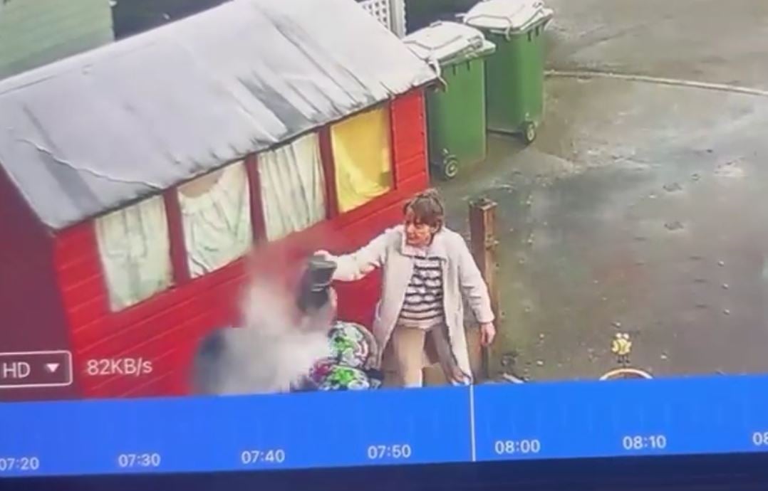 Người phụ nữ đổ nước sôi lên người hàng xóm và cái kết- Ảnh 1.