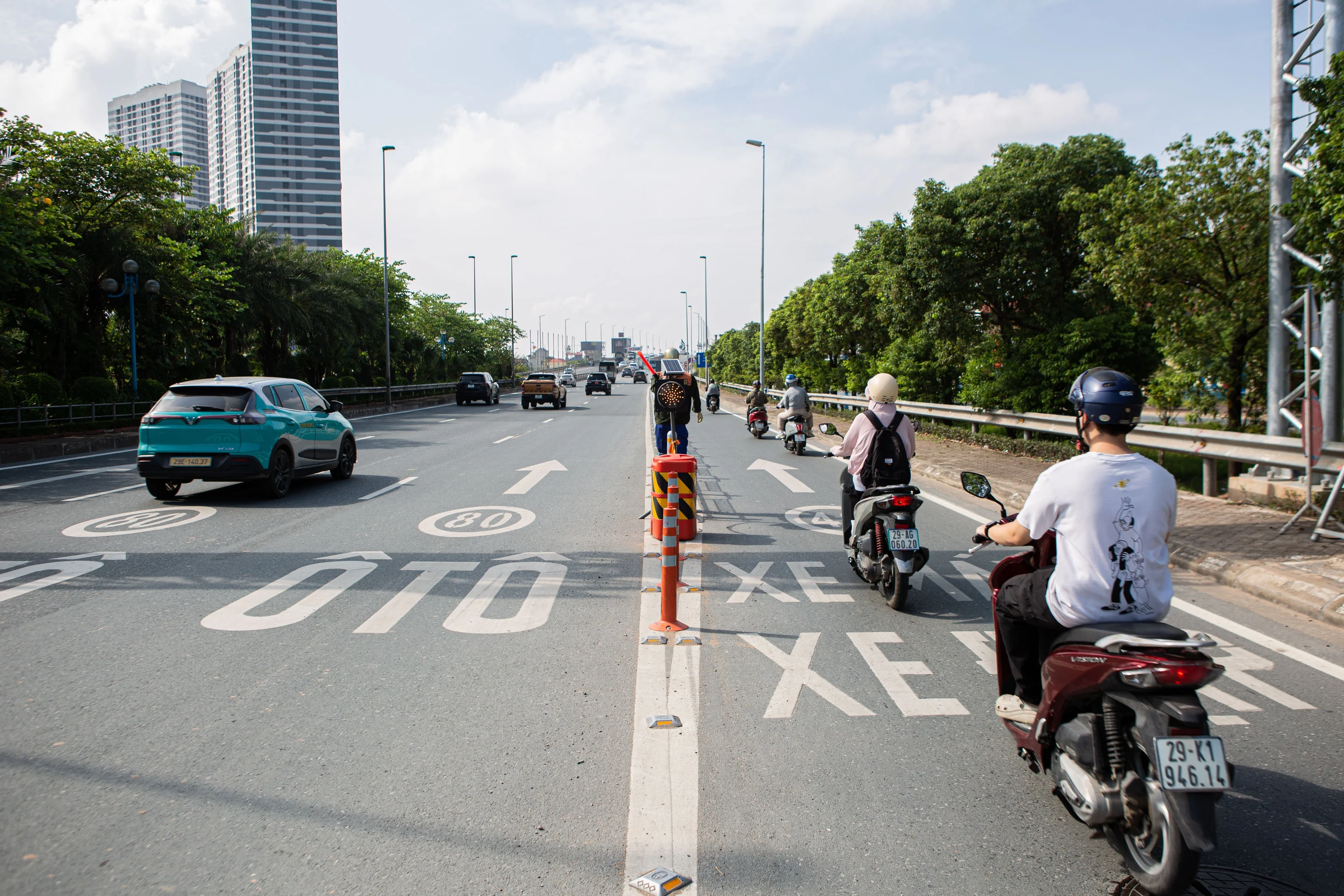 17-1758119882-giao-thong-khac-biet-tren-cau-nhat-tan-sau-khi-lap-dai-phan-cach-cung.jpg